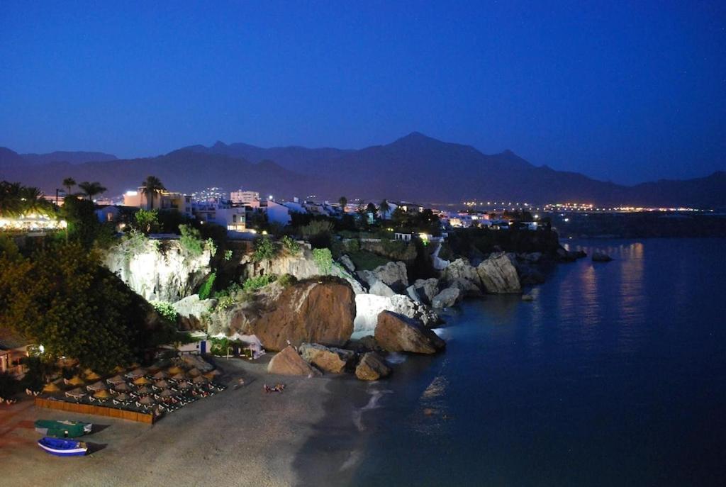 Edificio Verdemar - Stunning 1 Bed Apartment With Pool & Sea Views 네르하 외부 사진